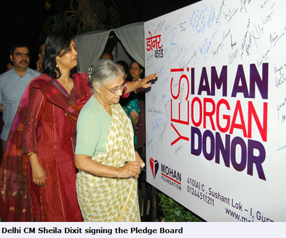 Delhi CM Sheila Dixit signing the Pledge Board